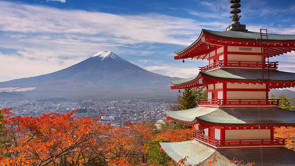 Pagoda Chūreitō con el monte Fuji nevado al fondo