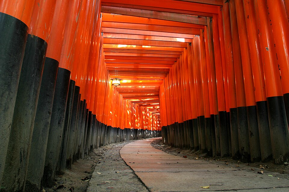 Túnel de torii naranjas en el santuario Fushimi Inari, Kioto