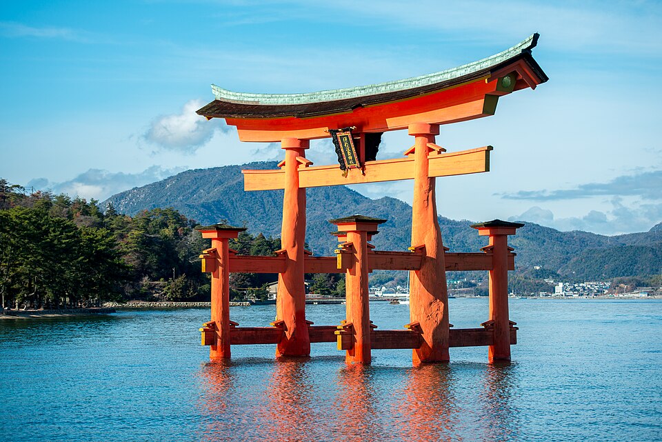 Gran torii del santuario Itsukushima sobre el agua en Miyajima
