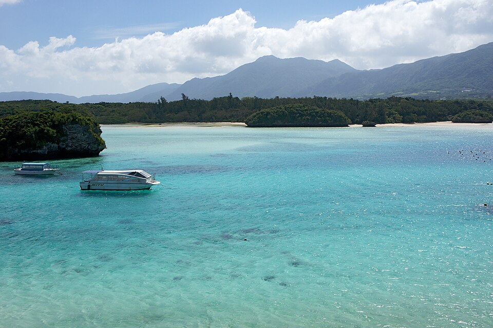 Agua turquesa de la bahía de Kabira en la isla de Ishigaki