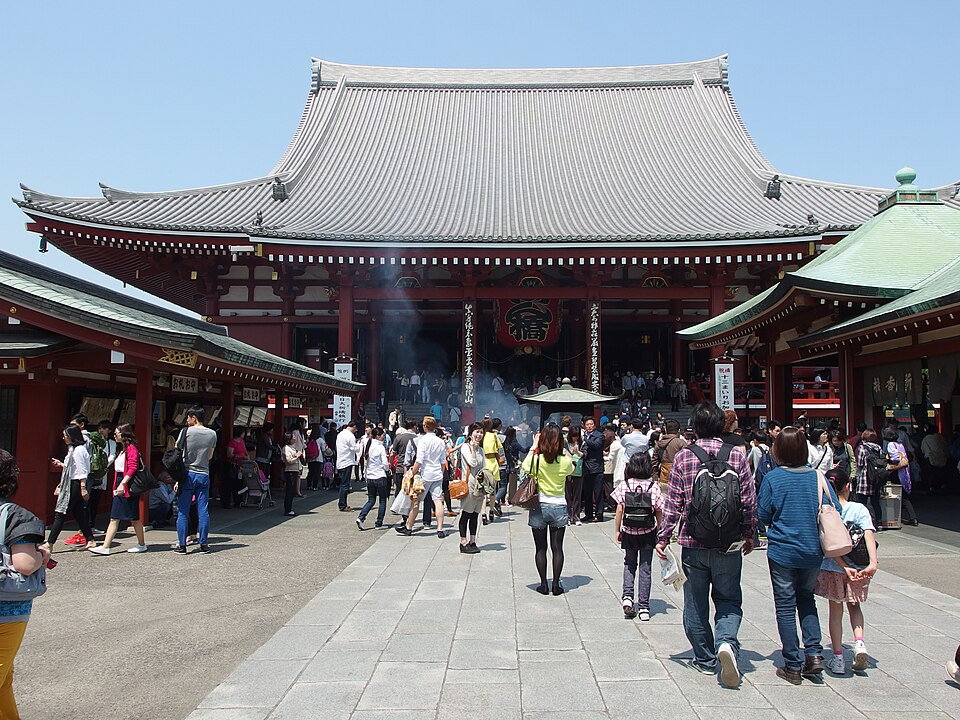 Templo Sensō-ji en Asakusa, Tokio, lleno de visitantes