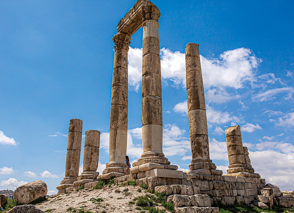 Las columnas del templo de Hércules en la ciudadela de Amán bajo un cielo azul