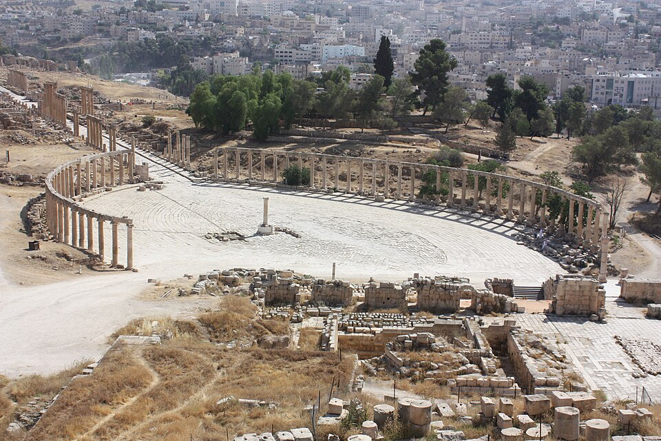 La plaza ovalada de Jerash rodeada de columnas romanas