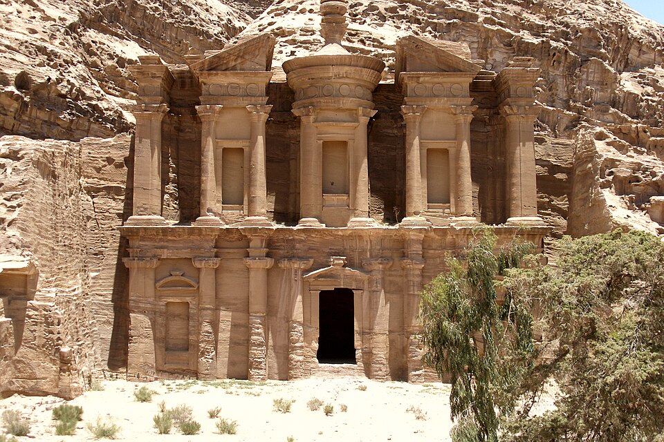 La gran fachada tallada en roca del Monasterio de Petra