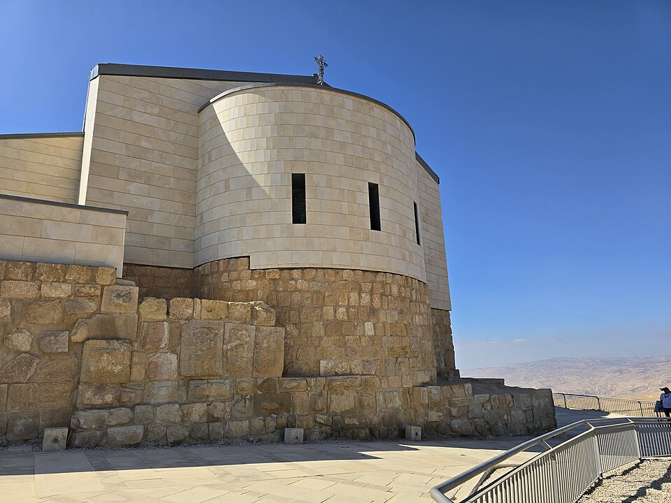El memorial de Moisés en lo alto del monte Nebo con el valle al fondo