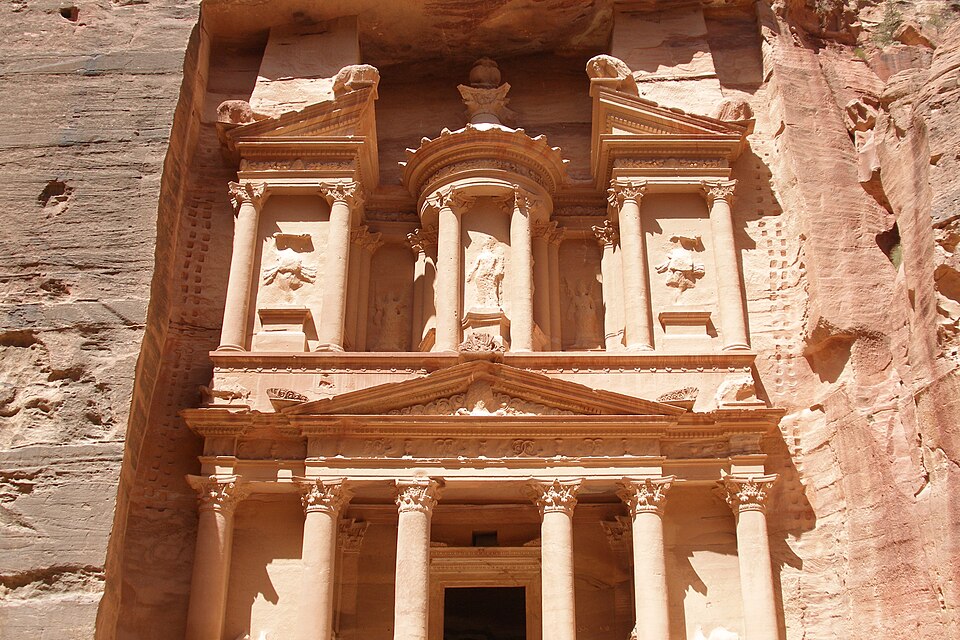 La fachada tallada en roca rosa del Tesoro de Petra