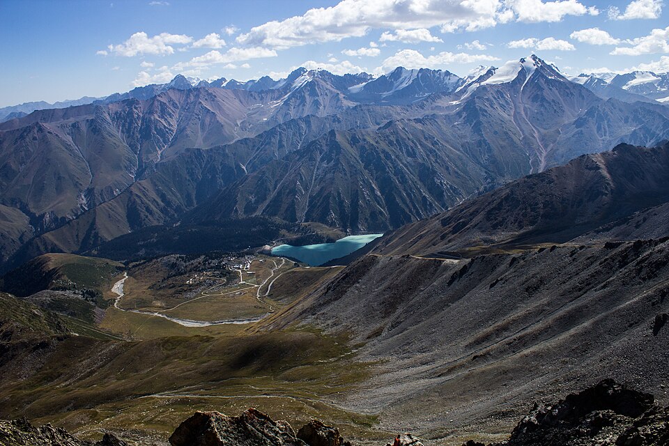 El Gran Lago de Almaty turquesa entre montañas nevadas
