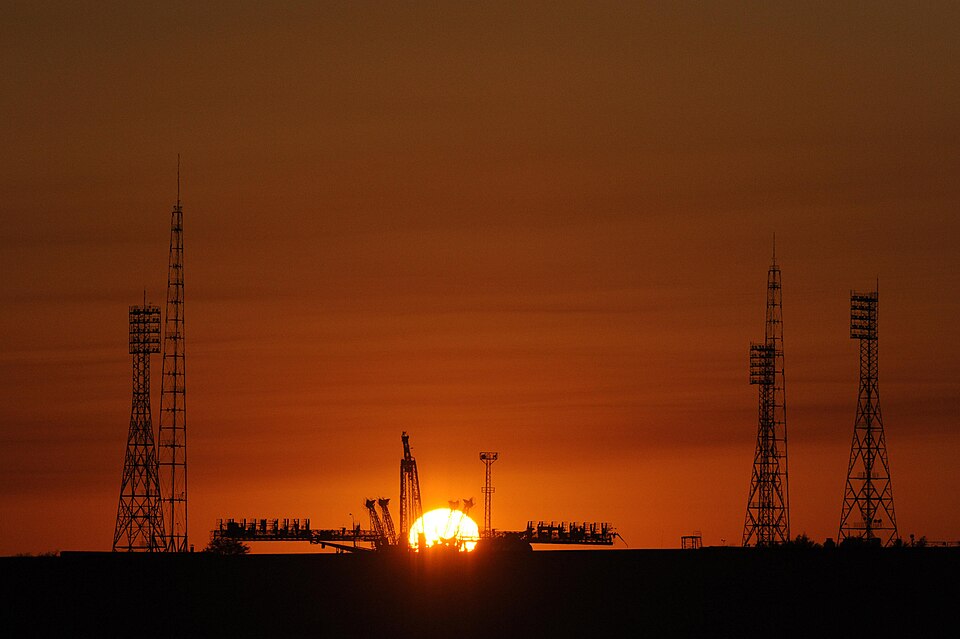 Las torres de la plataforma de lanzamiento de Baikonur al atardecer