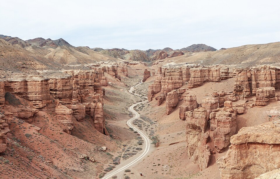 El cañón del Charyn con formaciones de roca roja y un camino en el fondo