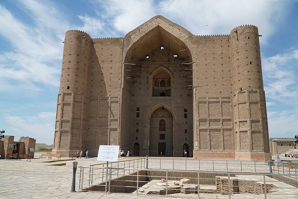 La gran fachada de ladrillo del mausoleo de Khoja Ahmed Yasawi