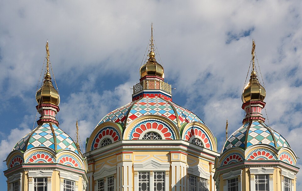 Las cúpulas de colores de la catedral de Zenkov en Almaty