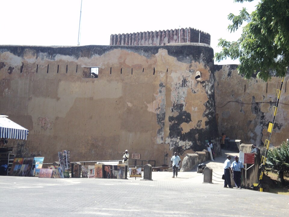 Murallas ocres del Fuerte Jesús de Mombasa vistas desde la explanada de entrada