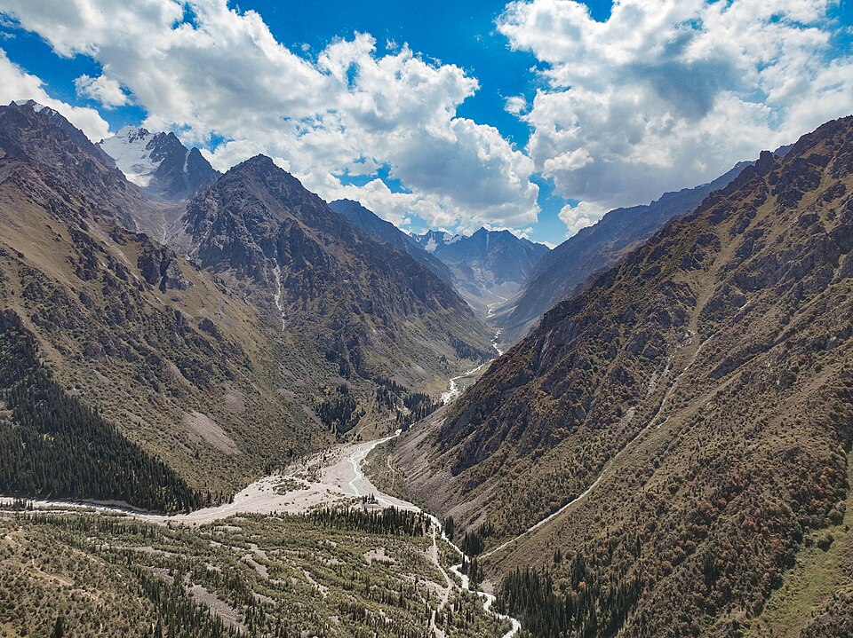 El valle de Ala Archa con un río entre montañas, visto desde lo alto