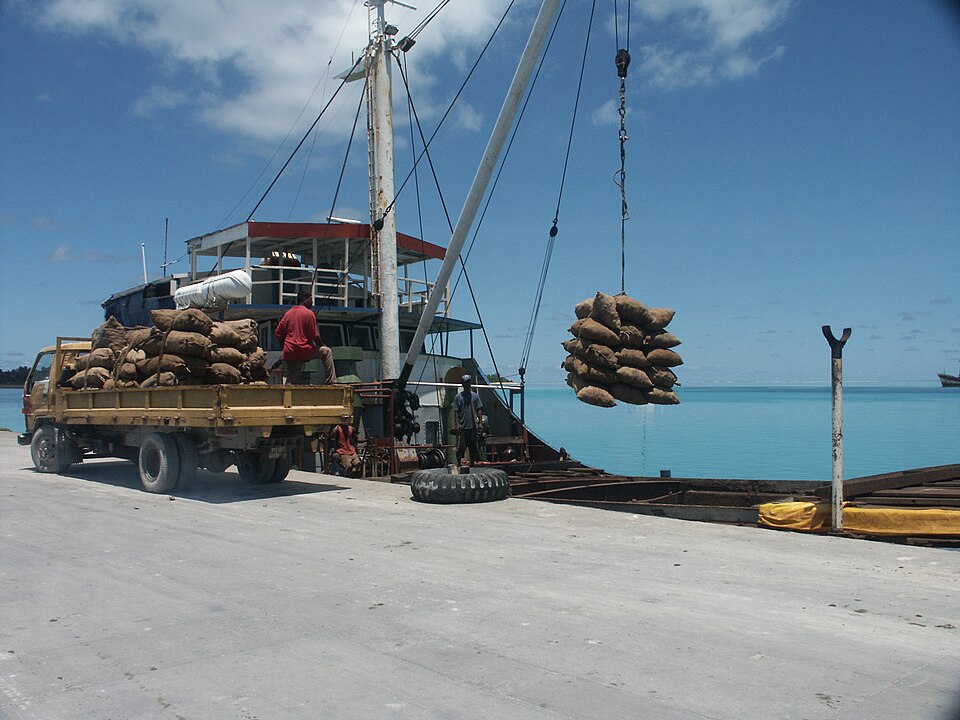 Sacos de copra cargados en un barco en el puerto de Betio