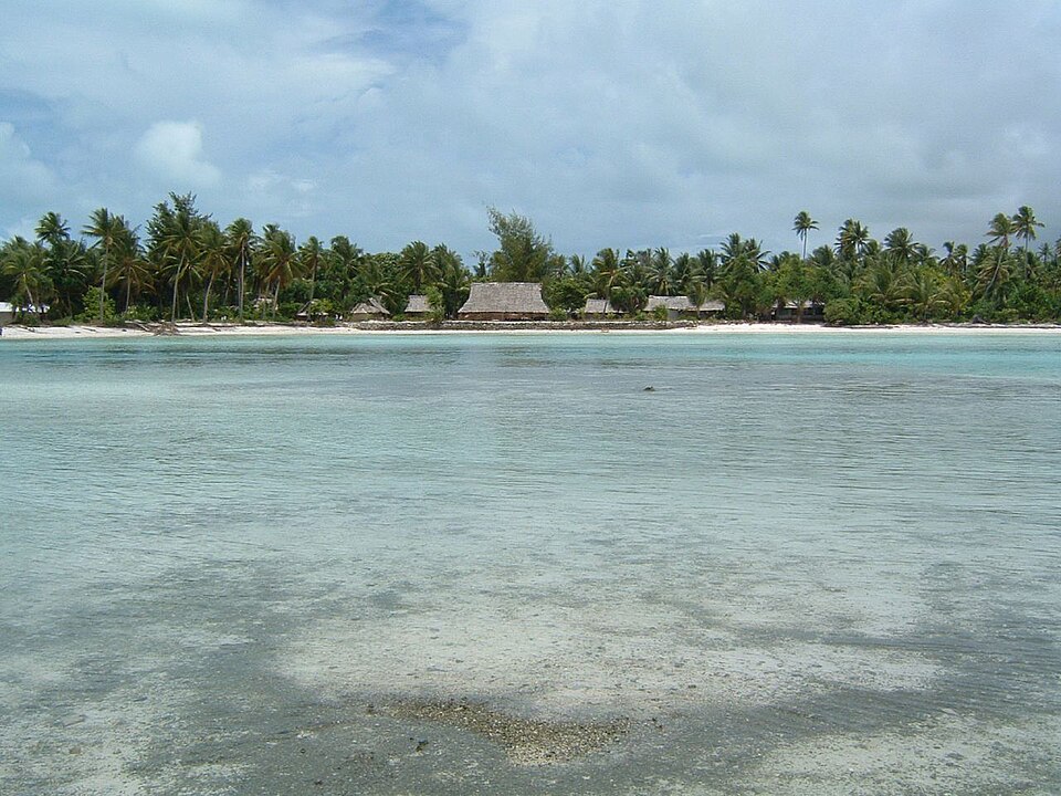 La laguna de Tarawa con palmeras y casas al fondo