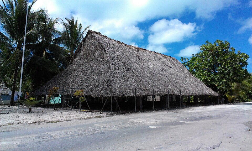 Una gran maneaba con techo de hojas en Tarawa Sur