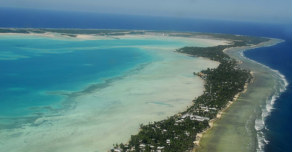 Tarawa Sur desde el aire, una franja de tierra entre la laguna turquesa y el océano