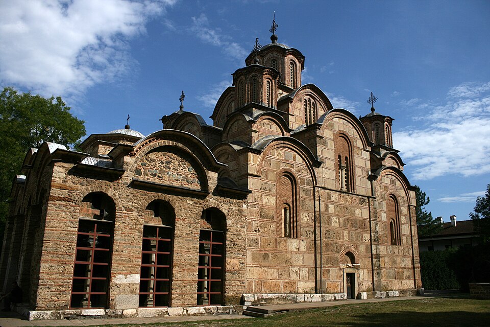 La iglesia del monasterio de Gračanica con sus cúpulas