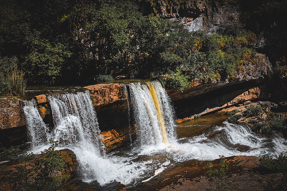 Las cascadas de Mirusha cayendo entre rocas