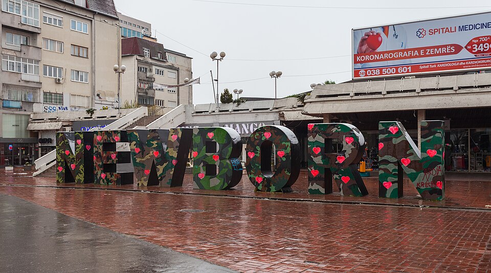 Las letras gigantes del monumento Newborn en Pristina