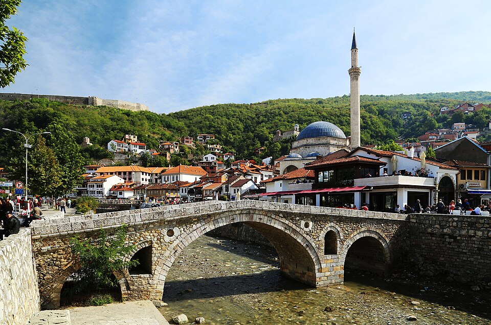 El puente de piedra de Prizren con la mezquita y la fortaleza detrás