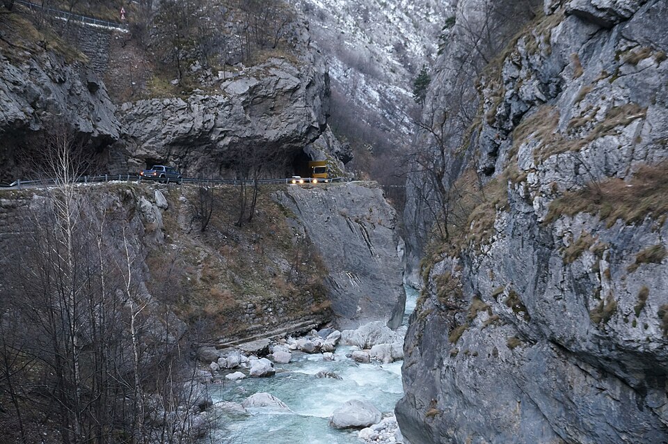 El cañón de Rugova con un río turquesa entre paredes de roca