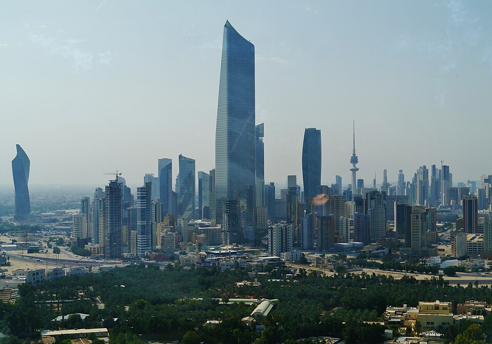 La torre Al Hamra entre los rascacielos de la ciudad de Kuwait