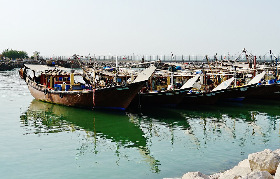 Barcos dhow de madera atracados en el puerto de Kuwait