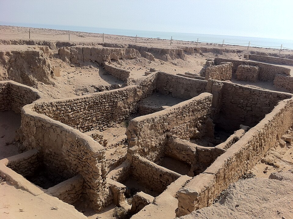 Ruinas de muros de piedra antiguos en la isla de Failaka