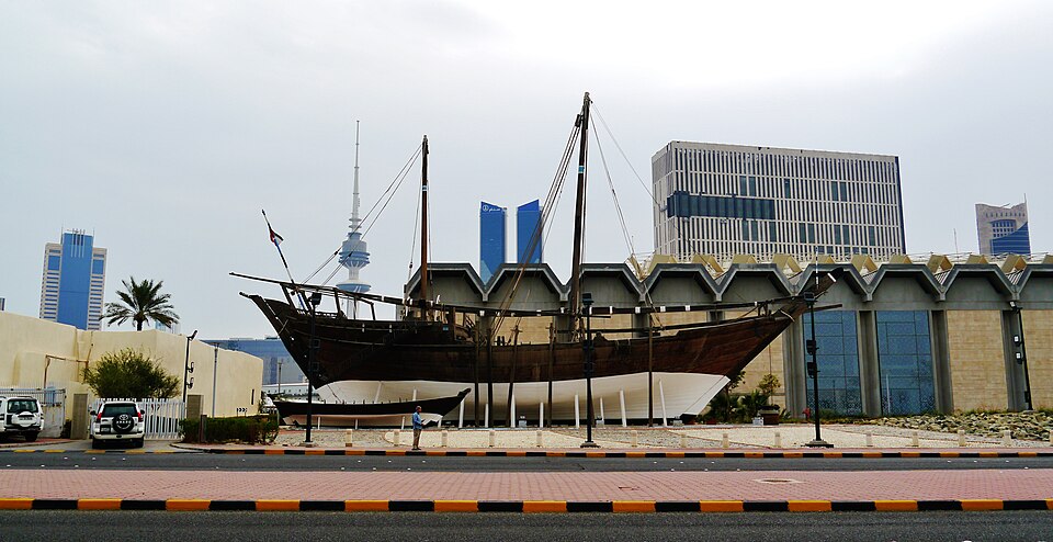 Un gran dhow de madera en exhibición junto a la avenida del Golfo Arábigo