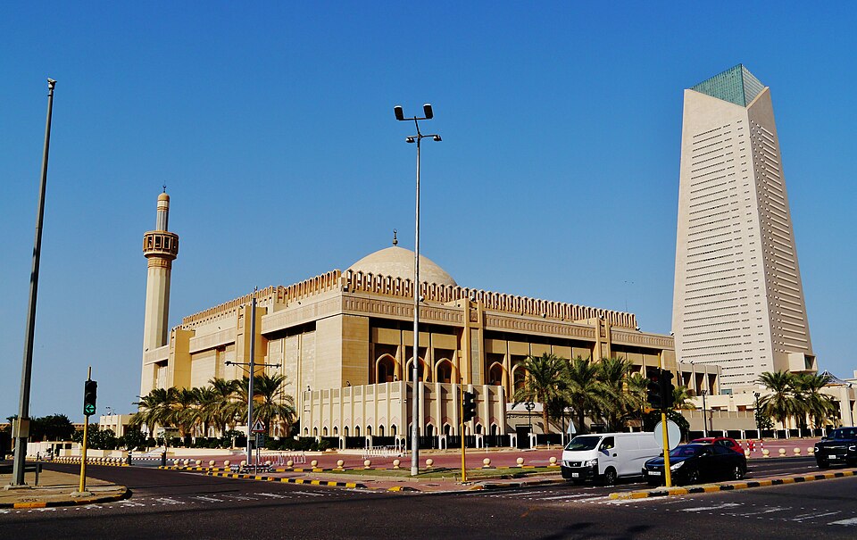 La Gran Mezquita de Kuwait con su minarete bajo un cielo azul