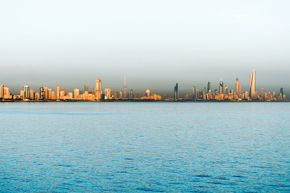 La línea de rascacielos de la ciudad de Kuwait vista desde el mar