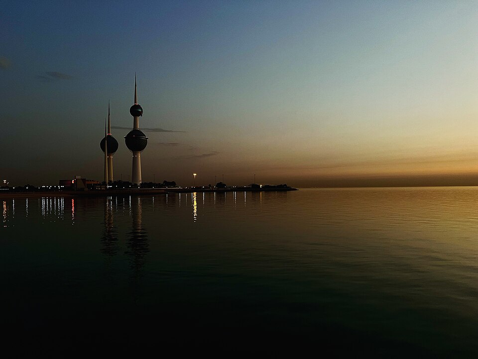 Las Torres de Kuwait recortadas contra el cielo del atardecer sobre el mar