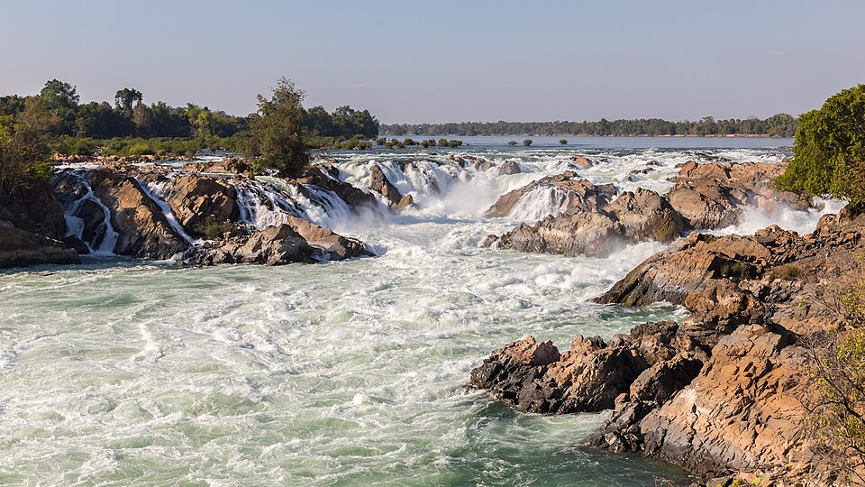 Los rápidos de las cataratas de Khone Phapheng entre rocas