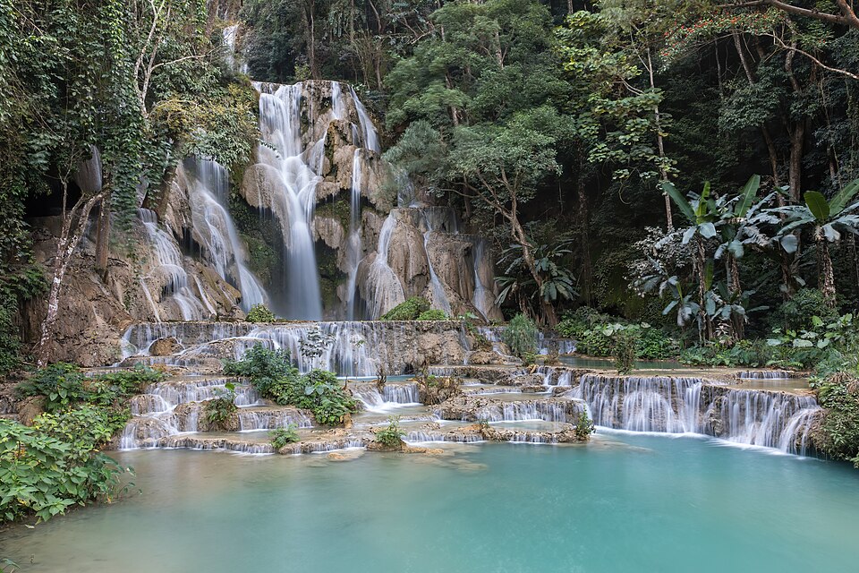La cascada de Kuang Si sobre pozas de agua turquesa