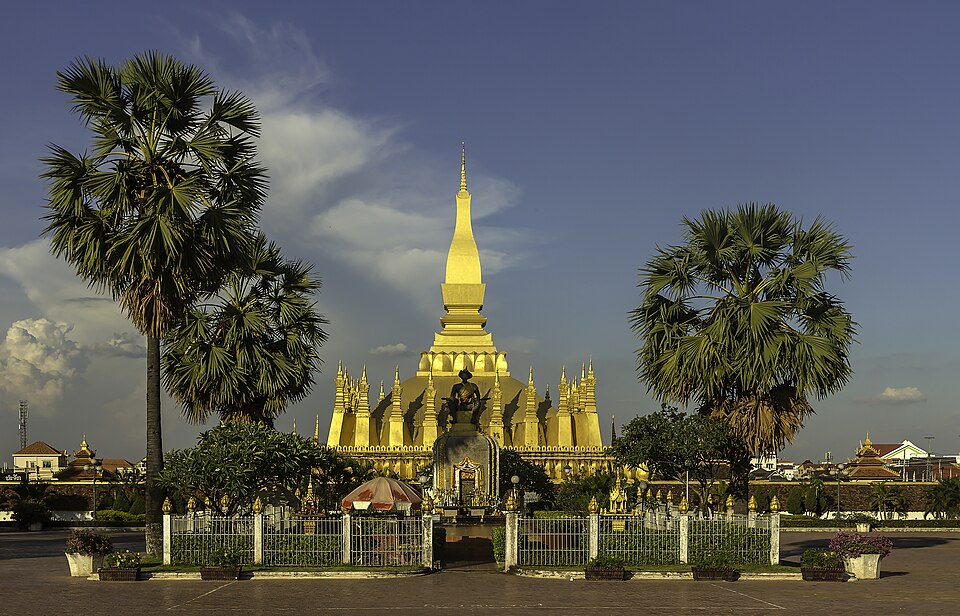 La estupa dorada de Pha That Luang entre palmeras