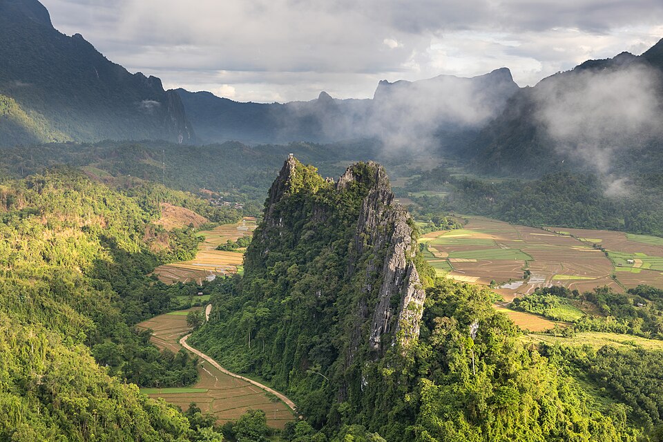 Picos de caliza verdes y arrozales en Vang Vieng vistos desde lo alto
