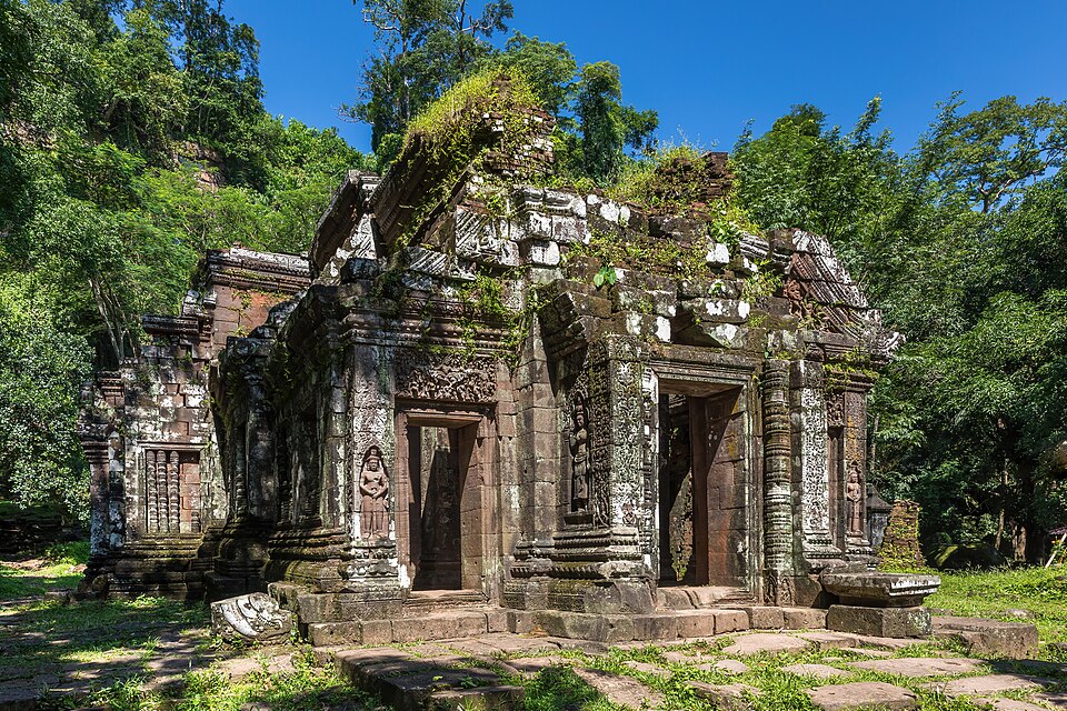 Ruinas de piedra cubiertas de musgo del templo de Wat Phou