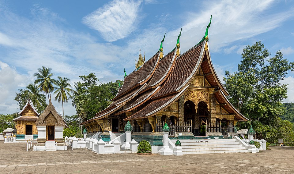 El templo Wat Xieng Thong con sus techos escalonados bajo un cielo azul