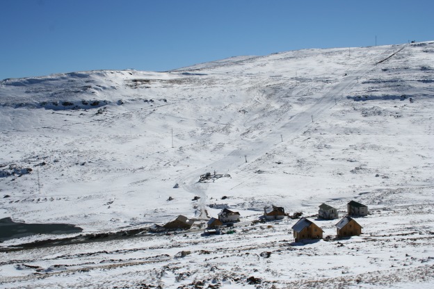 Ladera nevada de la estación de esquí Afriski con cabañas al pie