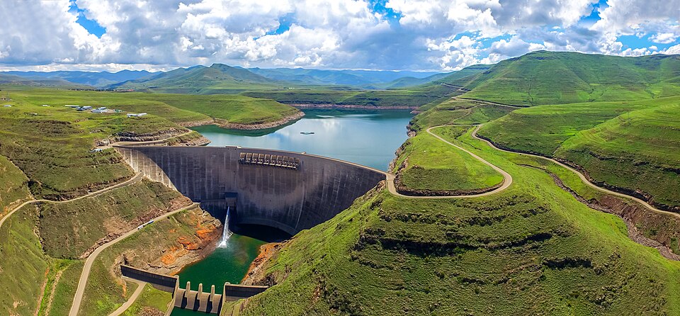 Presa de Katse con su muro curvo de concreto y el embalse entre colinas verdes