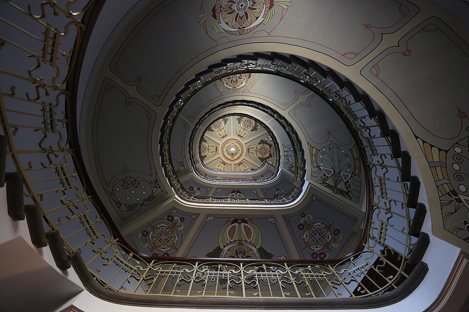 Una escalera en espiral art nouveau en un edificio de Alberta iela