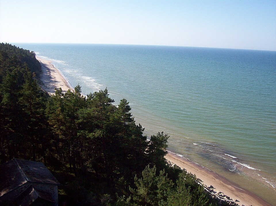 La larga playa de Jūrmala entre pinos y el mar Báltico