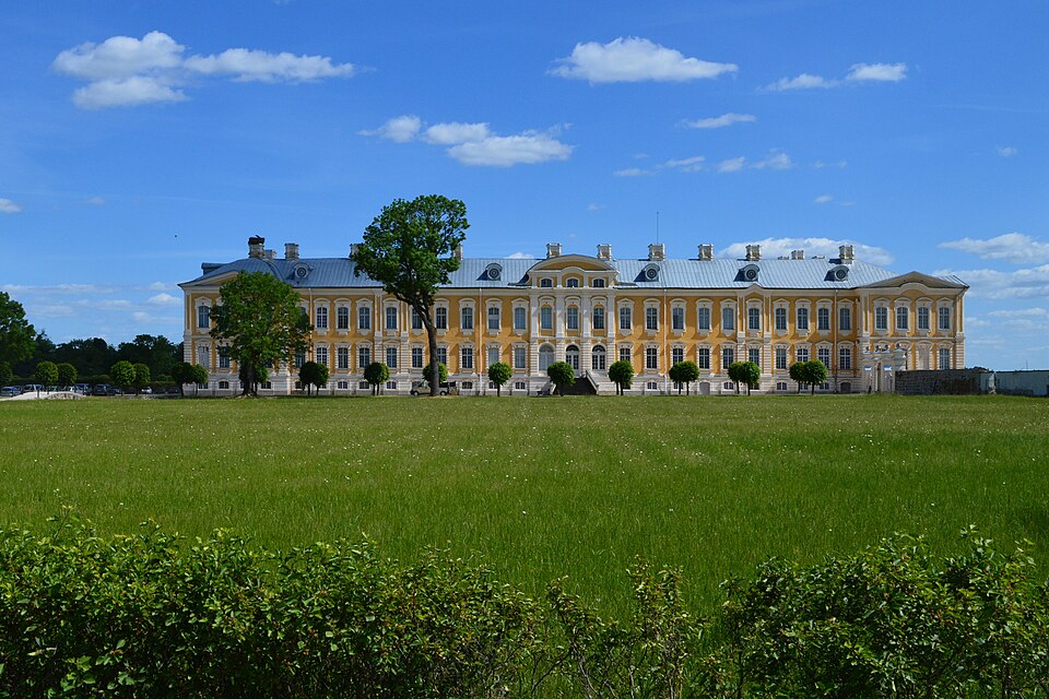 El palacio barroco de Rundāle detrás de un prado verde