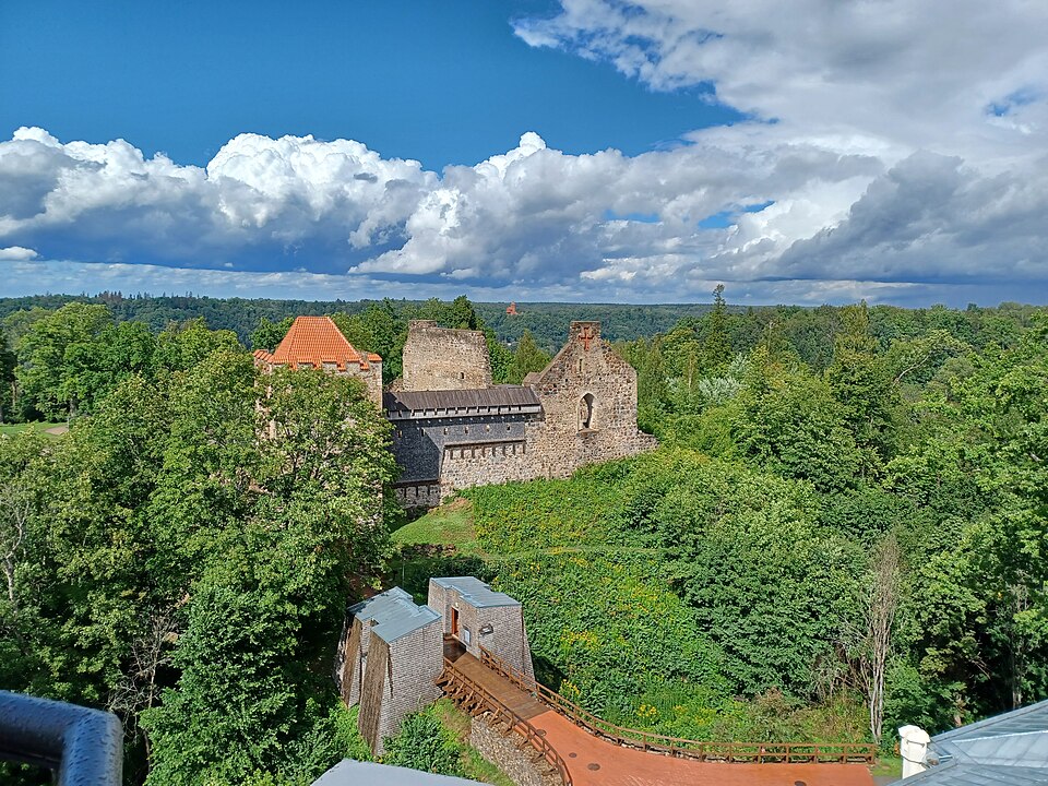 El castillo de Sigulda entre bosques con el de Turaida al fondo