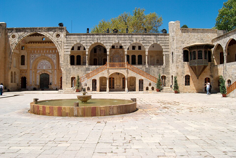 El patio con fuente del palacio de Beiteddine