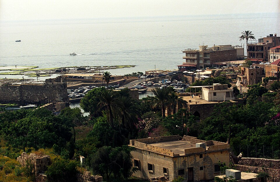 El puerto antiguo de Biblos con casas de piedra y palmeras