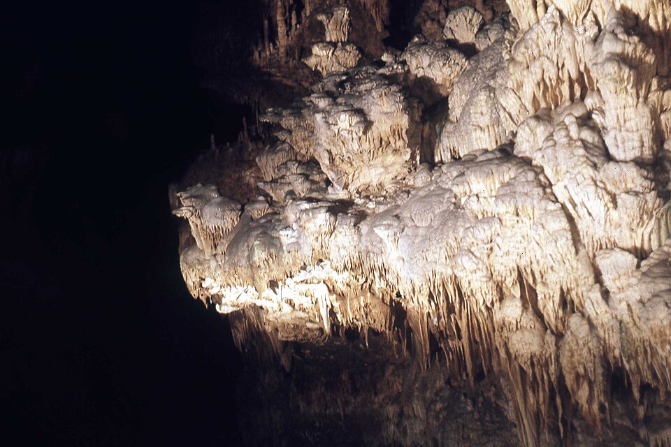 Estalactitas iluminadas dentro de la gruta de Jeita