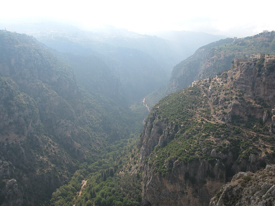 El profundo cañón verde del valle de Qadisha