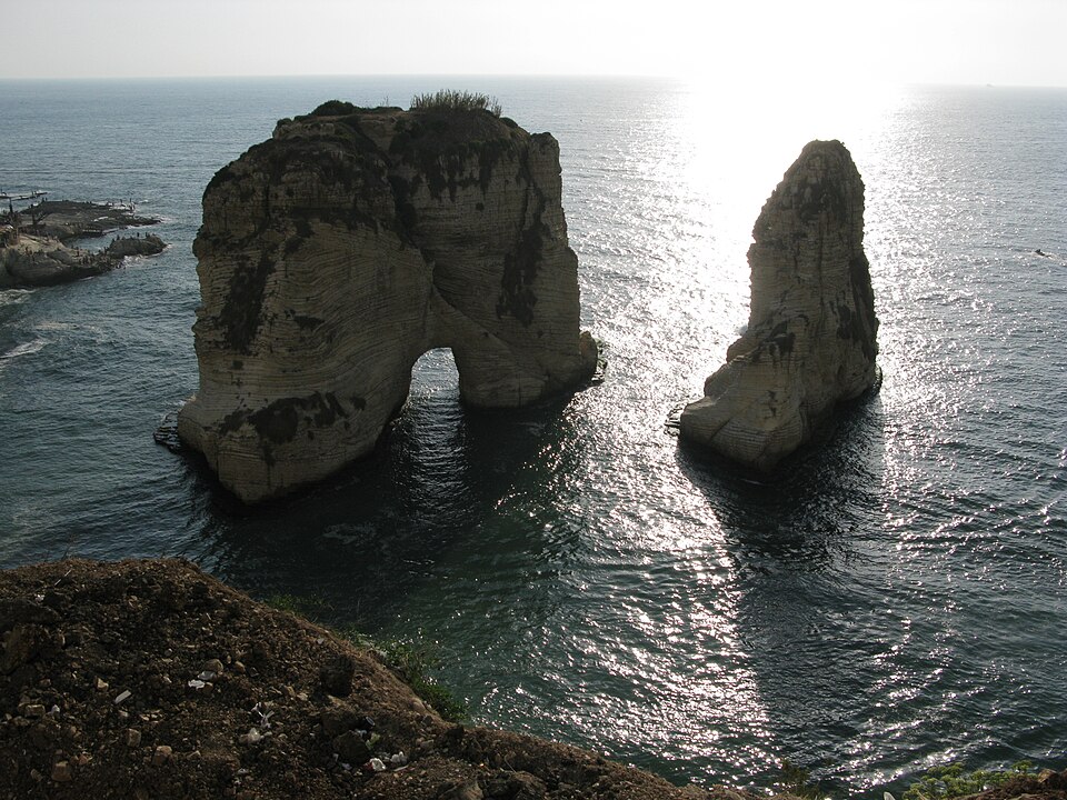 Las Rocas de las Palomas en el mar frente a Beirut
